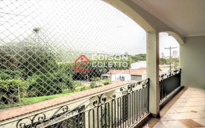 Casa de frente para área verde, Parque Santa Cecília com 3 dormitórios.