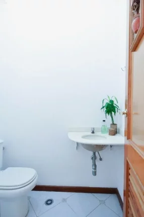 Imagem Casa de condomínio com 128 metros quadrados com living para 2 ambientes / Jardim Ester Yolanda
