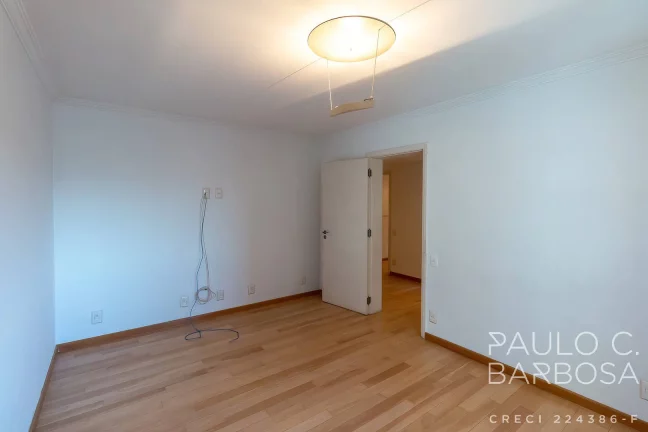 Imagem Itaim Bibi - Rua Sem Saída - 3 Dormitórios (1 Suíte) - 3 Vagas - 240m²