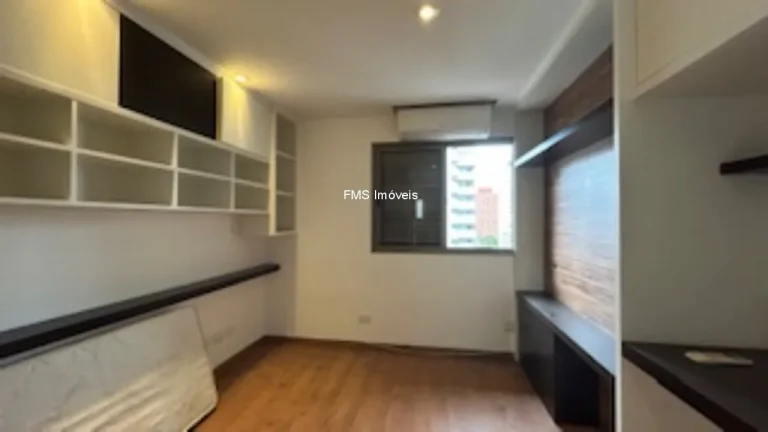 Imagem Imperdível oportunidade em Moema: Apartamento de 3 quartos com suíte, 131m² e 2 vagas de garagem à venda em São Paulo-SP!
