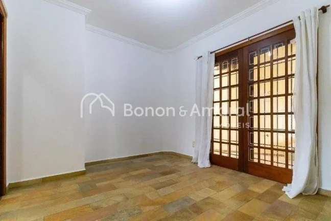 Imagem Ampla e confortável, esta excelente residência conta com 330m² de área construída, oferecendo e...