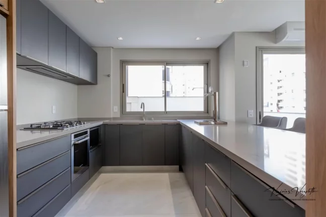 Imagem Apartamento 4 ou + dormitórios para Venda em Balneário Camboriú / SC no bairro Centro