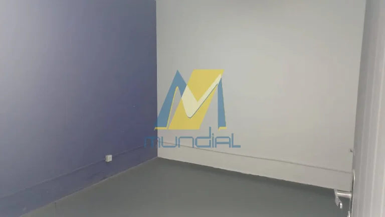 Imagem Imóvel amplo, versátil e pronto para uso, ideal para diversos tipos de com.