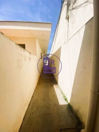 Imagem Casa térrea à venda com 12 quitinetes no fundo.