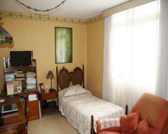 Imagem Apartamento com living amplo com janelas grandes, piso de carpete, 03 dormitórios com armários, co...