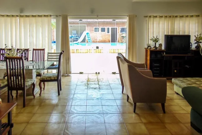 Imagem Praia do Guaiúba - Casa com 04 dormitórios - Piscina e churrasqueira - Vaga para 06 automóveis.