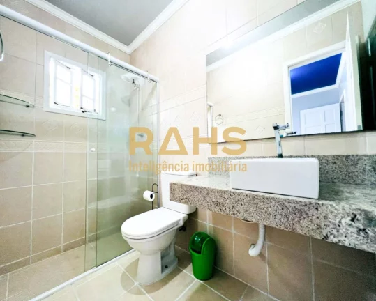 Imagem Linda casa semi-mobiliada e climatizada com 3 suítes, escritório, 2 vagas de garagem e completa á...