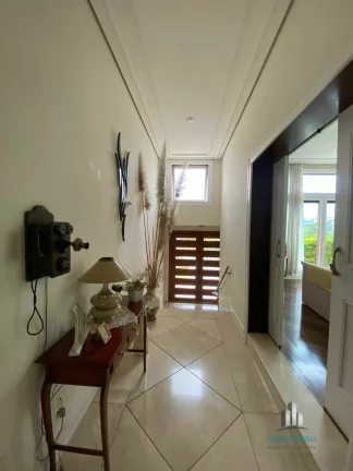 Imagem Melville Belíssima Casa de Esquina de 462m² com 4 Suítes e 6 Vagas de Garagem