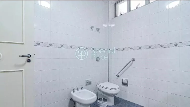 Imagem Amplo apartamento com 205m² no Jardim Paulista. Living muito claro e espaçoso, 03 dormitórios, se...