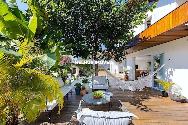 Imagem Casa espaçosa á venda com 03 dormitórios sendo 02 suítes localizada na Praia de Taquaras/SC