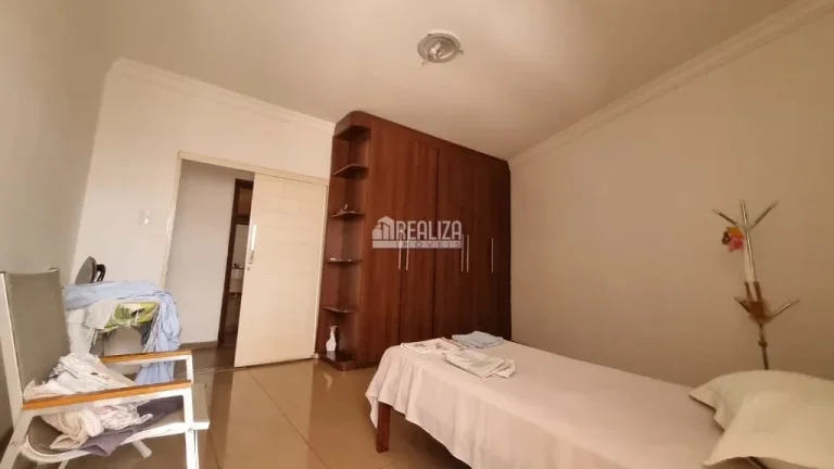 Imagem Casa com 6 Dormitórios no Bairro Fabrício - em Uberaba