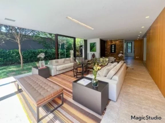 Imagem Casa dos sonhos no coração do Jardim América! Com uma área de 772m², esta casa totalmente reformada e mobiliada oferece conforto, luxo e modernidade