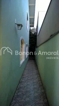 Imagem Sobrado espaçoso com 3 dormitórios, sendo 1 suíte com hidromassagem e closet, além de 2 dormitó...