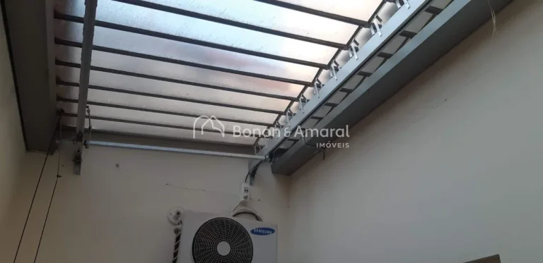 Imagem Sobrado com excelente estrutura e espaços bem distribuídos. No andar térreo, conta com uma sala a...