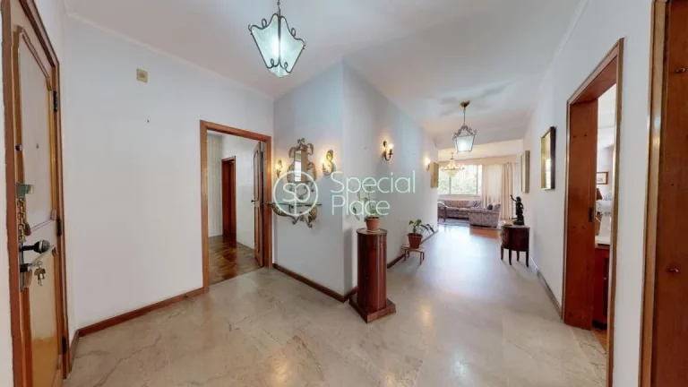 Imagem Apartamento super espaçoso com 325m2 de área privativa, 3 dormitórios ( 1 suíte) e 2 vagas na ga...