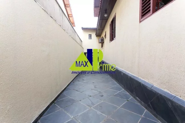 Imagem Casa para locação na Vila Granada, São Paulo-SP: 6 quartos, 1 suíte, 2 salas, 3 banheiros, 9 vagas de garagem, 300m²