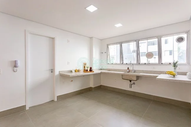 Imagem Em Moema, ao lado da estação de metrô de mesmo nome e a uma curta caminhada do Parque Ibirapuera,...