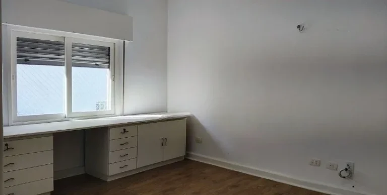 Imagem Apartamento Para Locação 150M², 3Q, 1 Suíte, 2 Banheiros, 1 Vaga, Banheira, Lavabo, Split, Dependência de Serviço, Portaria 24h, Armários Embutidos.