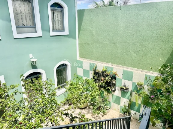 Imagem São 2 casas completas, uma térrea em cima e outra térrea, embaixo, com total privacidade
Tem uma ...