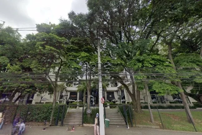 Sala comercial com 37M², piso elevado,1 banheiro, mini copa, varanda, fechadura eletrônica e 1 vag...