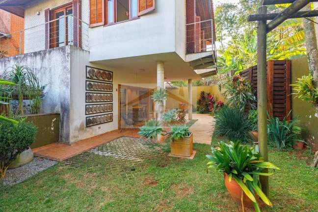 Imagem Casa à venda na Chácara Cantagalo, um bairro tranquilo e arborizado. Granja Viana
