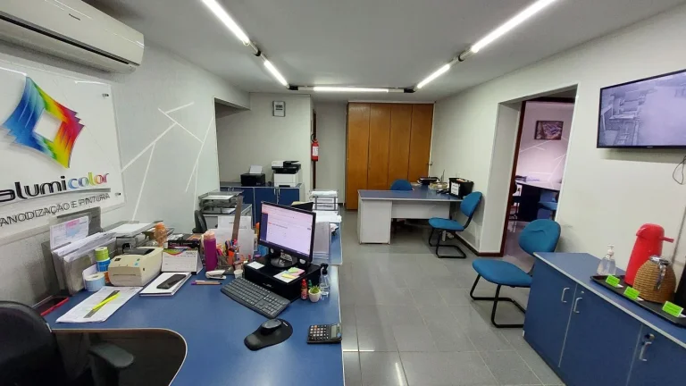 Imagem Barracão industrial 2500 m2 em Curitiba. Bairro Boqueirão