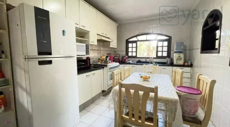 Imagem Casa à venda em Jundiaí-SP, Bairro Caxambu: 3 quartos, 1 suíte, 1 sala, 1 banheiro, 5 vagas de garagem, 200m² de área. Aproveite!