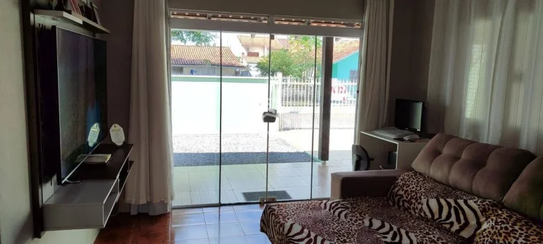 Imagem Casa 2 quartos 1 suíte, 600m da praia, garagem pra 2 carros no São Cristóvão