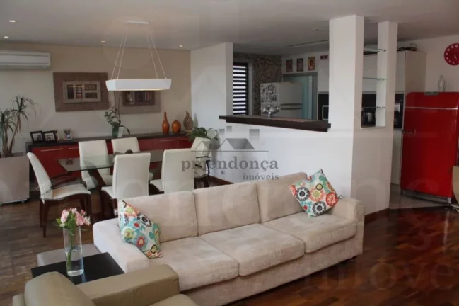 Imagem Belíssimo apartamento em andar alto, sendo 1 por andar, recém reformado com fino acabamento. Bem a...