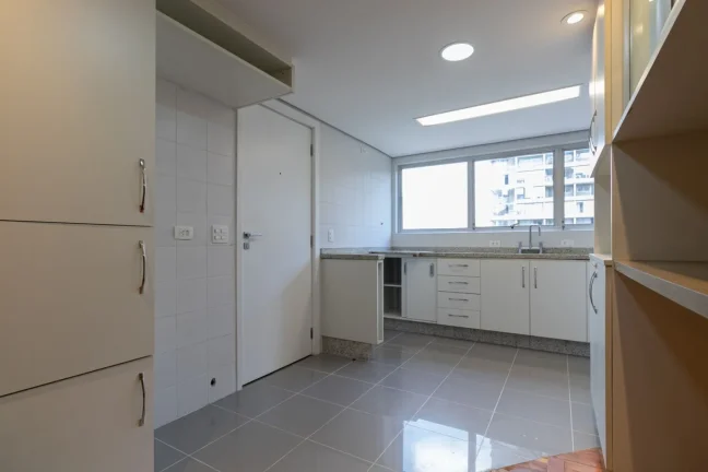 Imagem OPORTUNIDADE IMPERDÍVEL ! Apartamento 125M² Reformado, 3Q, 1 Suíte, 2 Banheiros, 2 Vagas.
