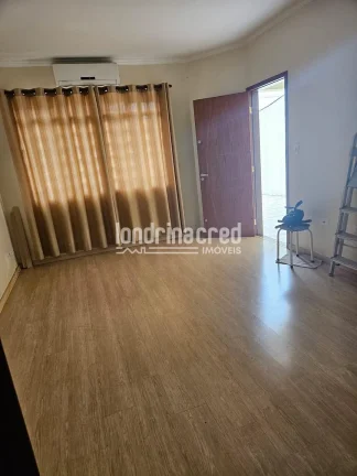 Imagem Casa à venda na Zona Leste de Londrina com 3 quartos, 2 banheiros, cozinha com armários, churrasqueira, quarto e banheiro nos fundos, em terreno de 250m²