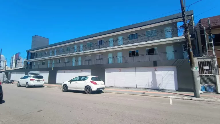 Imagem Casa dividida em 3 apartamentos independes rendendo R$ 8.570,00 de aluguel em Balneário Camboriú/SC