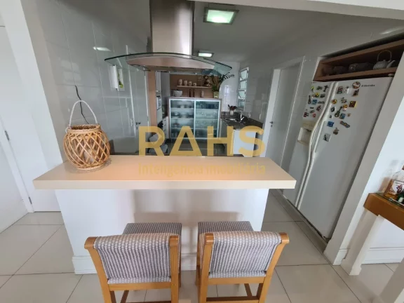 Imagem Apartamento em região Privilegiada, com sacada e vista livre para cidade. Possui 138m² de área pr...