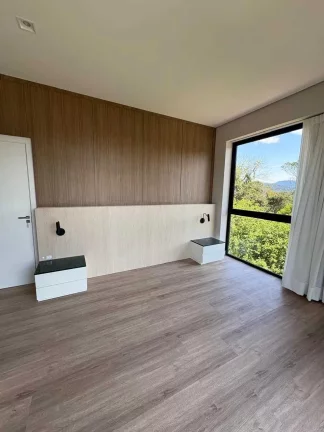 Imagem Casa alto padrão com 3 dormitórios sendo 1 suíte e 2 vagas em Jaraguá do Sul /SC