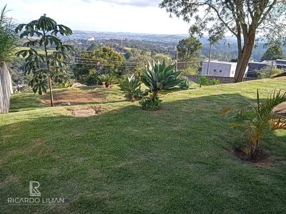 Imagem "Espaçoso Sobrado de 3 Dormitórios com Piscina e Pomar em Belvedere, Atibaia: Uma Oportunidade Imperdível!"