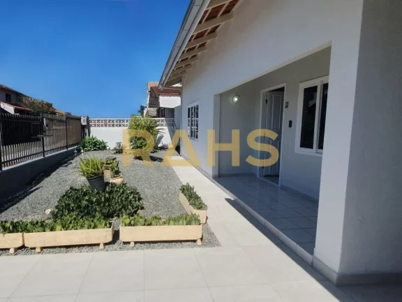 Ótima casa 100% averbada, com 123,50m² privativos, construída em um terreno plano de 378m2 (12x31...