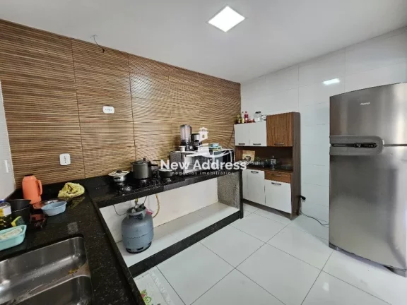 Imagem Duas casas com entradas independentes, 200m² de área construída. Ideal para morar com privacidade ou garantir renda extra com aluguel.