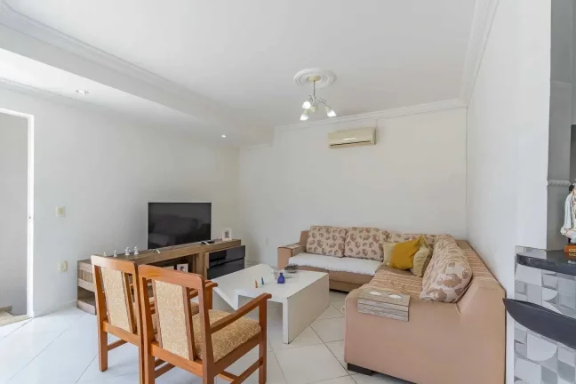 Imagem Casa com 4 dormitórios sendo 2 suítes e 2 vagas de garagem no Bairro Nações em Balneário Camboriú