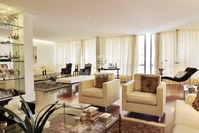 Apartamento de 346m² com ambientes amplos, e agradável varanda. Reformado com luxo e requinte. Sã...