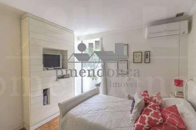 Imagem Apartamento um por andar, 265m² útil, living para 03 ambientes, piso de tábuas largas corridas de...