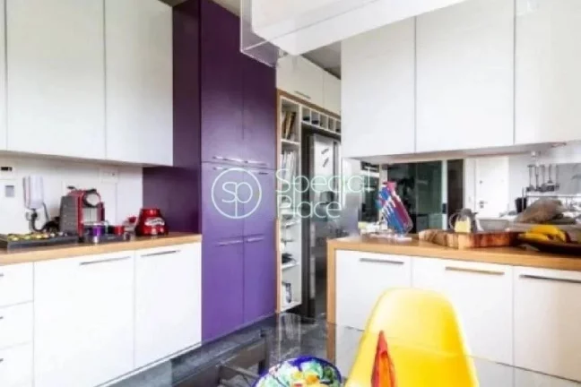 Imagem Localizado em Moema Índios, totalmente fora de rota, apartamento amplo. possui 172 metros, living c...