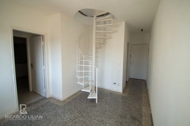 Imagem "Espaçosa cobertura duplex de 3 dormitórios e duas vagas de garagem: seu novo lar perto de tudo!"