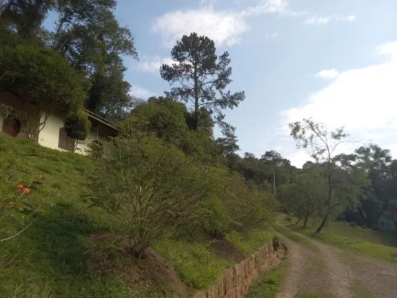 Imagem “Já pensou morar num paraíso com nascentes, colinas, e 7 casas a apenas 50km de São Paulo?”
