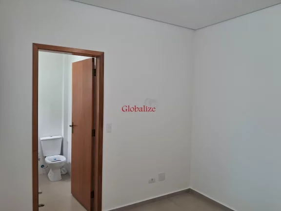 Imagem Casa sobreposta alta em Santos no bairro da Aparecida com varanda de frente na sala, 2 suítes e uma vaga de garagem a venda por R$ 830.000,00