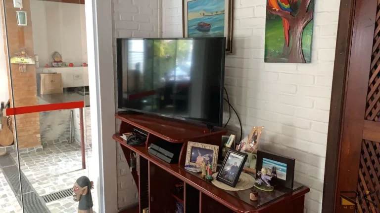 Imagem CASA NO BAIRRO DO ITAGUÁ COM 5 DORMITÓRIOS SENDO 2 SUÍTES,2 BANHEIROS SOCIAL,VARANDA COM CHURRASQUEIRA