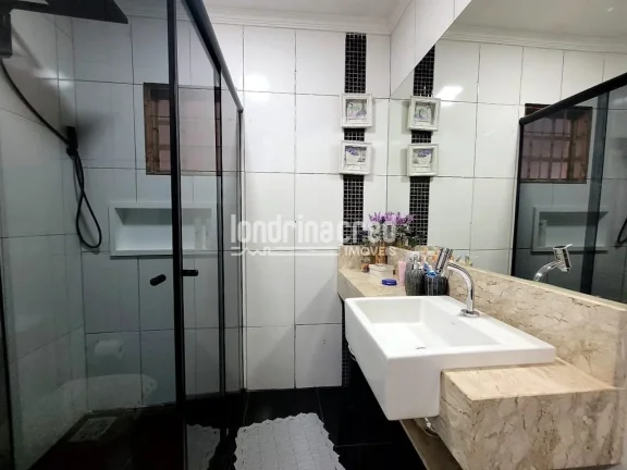 Imagem Casa à venda no Jardim Bandeirantes – 4 quartos (1 suíte), 3 banheiros, edícula, área gourmet e vagas para 3 carros em localização privilegiada de Londrina