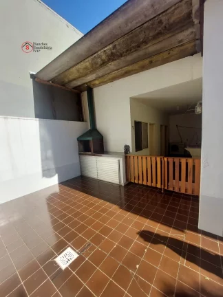 Imagem CASA ASSOBRADADA A VENDA, 500 METROS DE TERRENO. 4 DORMITÓRIOS, SENDO 2 SUITES (1 DELAS COM CLOSET E VARANDA), 2 SALAS GRANDES COM AR CONDICIONADO.