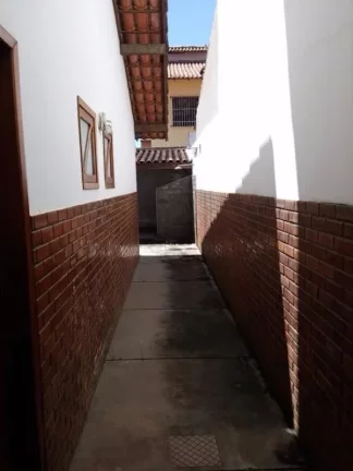 Imagem Imperdível casa em condomínio à venda em Macaé-RJ, no bairro Riviera Fluminense! 4 quartos, 2 suítes, 1 sala, 3 banheiros, 2 vagas de garagem, 120,00 m2 de área.
