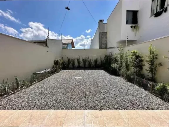 Imagem Sobrado alto padrão com 3 dormitórios e 3 vagas de garagem, com amplo jardim - Camboriú/SC