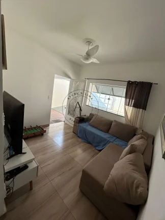 Imagem Charmosa Casa com 2 Quartos, Edícula e Amplo Quintal - Ambientes Frescos e Arejados